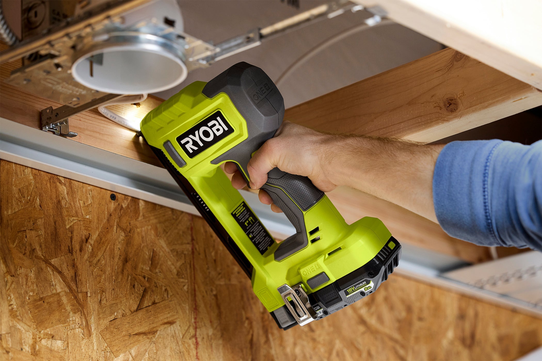600 PC. 1" INSULATED CABLE STAPLES WITH CABLE SHIELD™ TECHNOLOGY
