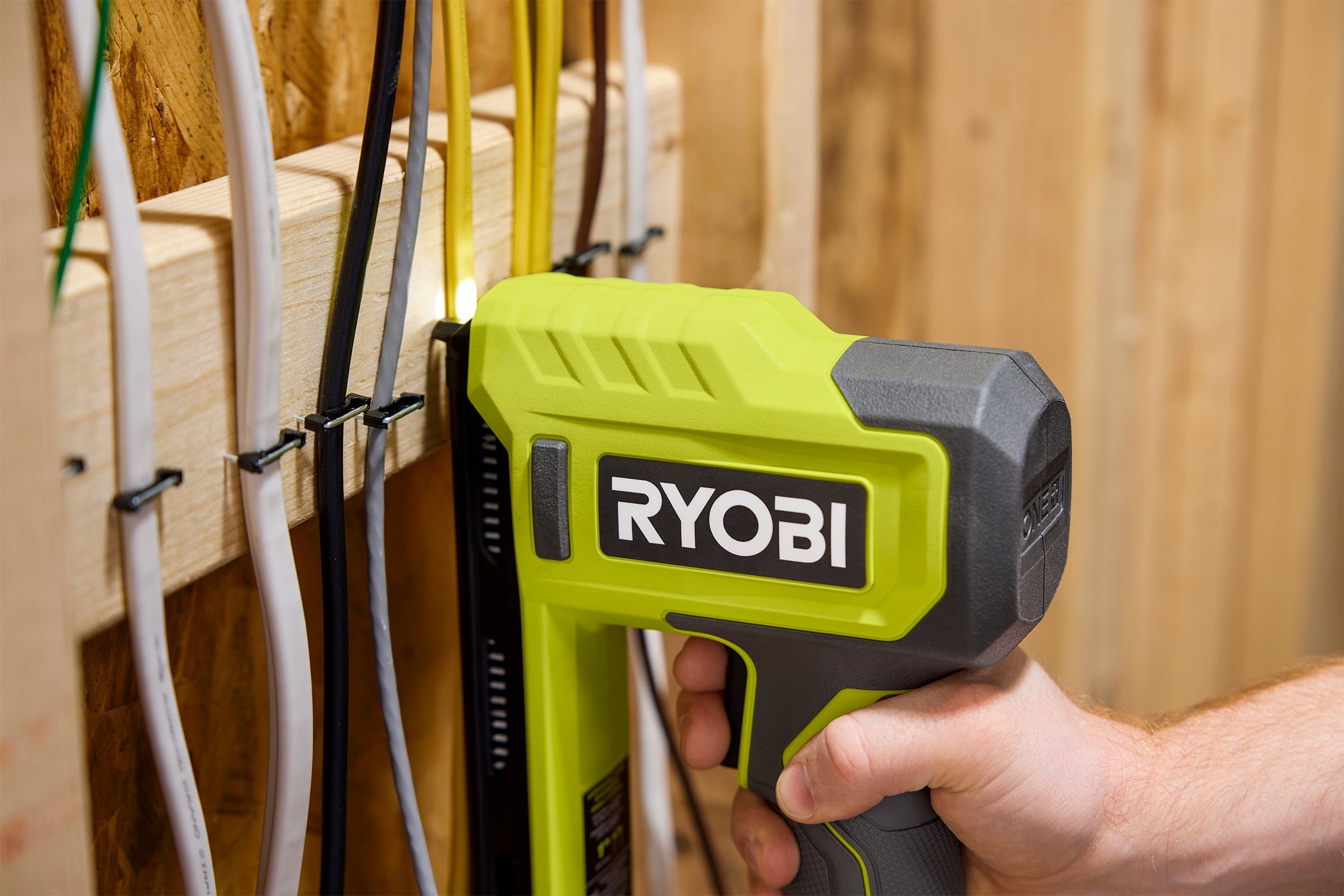 600 PC. 1" INSULATED CABLE STAPLES WITH CABLE SHIELD™ TECHNOLOGY