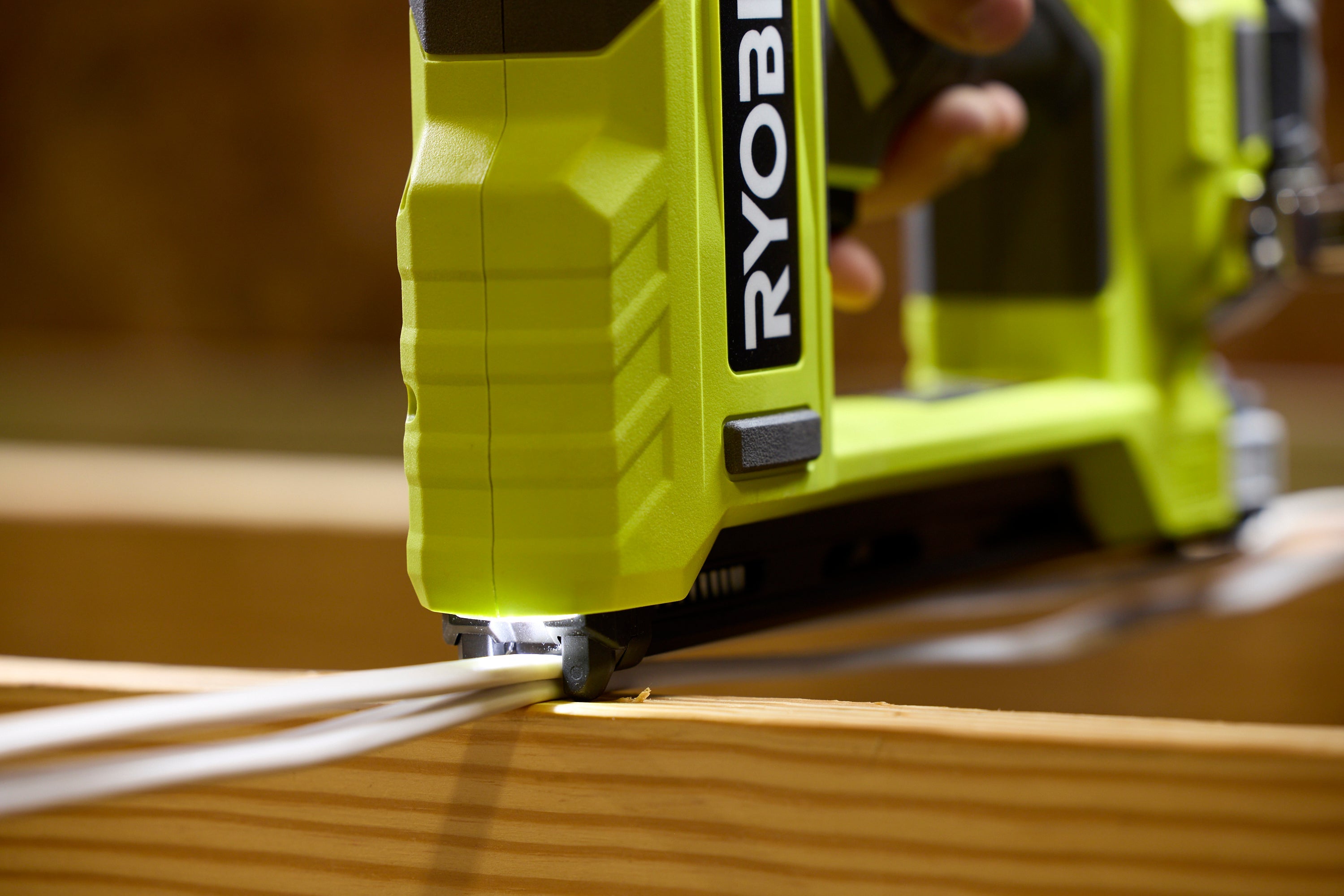 600 PC. 1" INSULATED CABLE STAPLES WITH CABLE SHIELD™ TECHNOLOGY